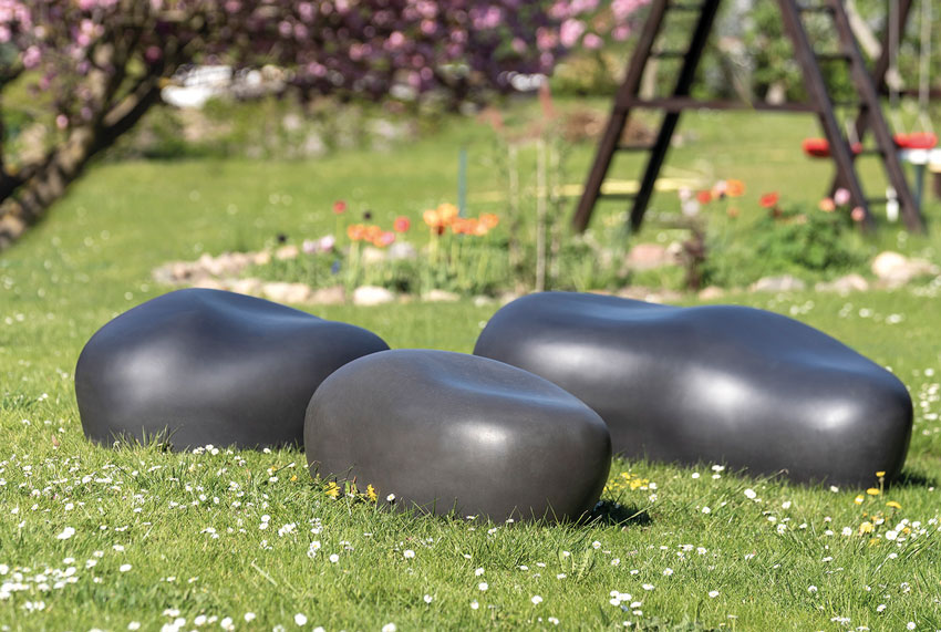 kita-pebstones-drei-steine-im-garten