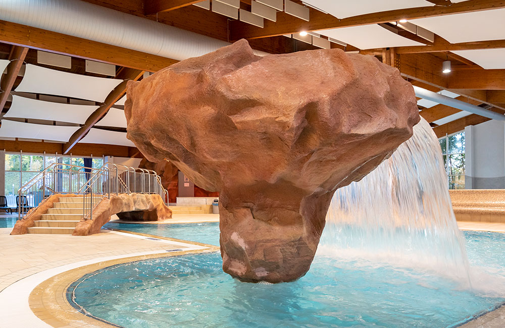 schwimmbad-pirmasens-kunstfelsen-mit-wasserfall