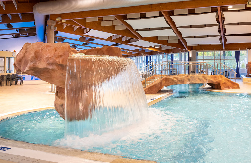 schwimmbad-pirmasens-wasserfall-und-bruecke