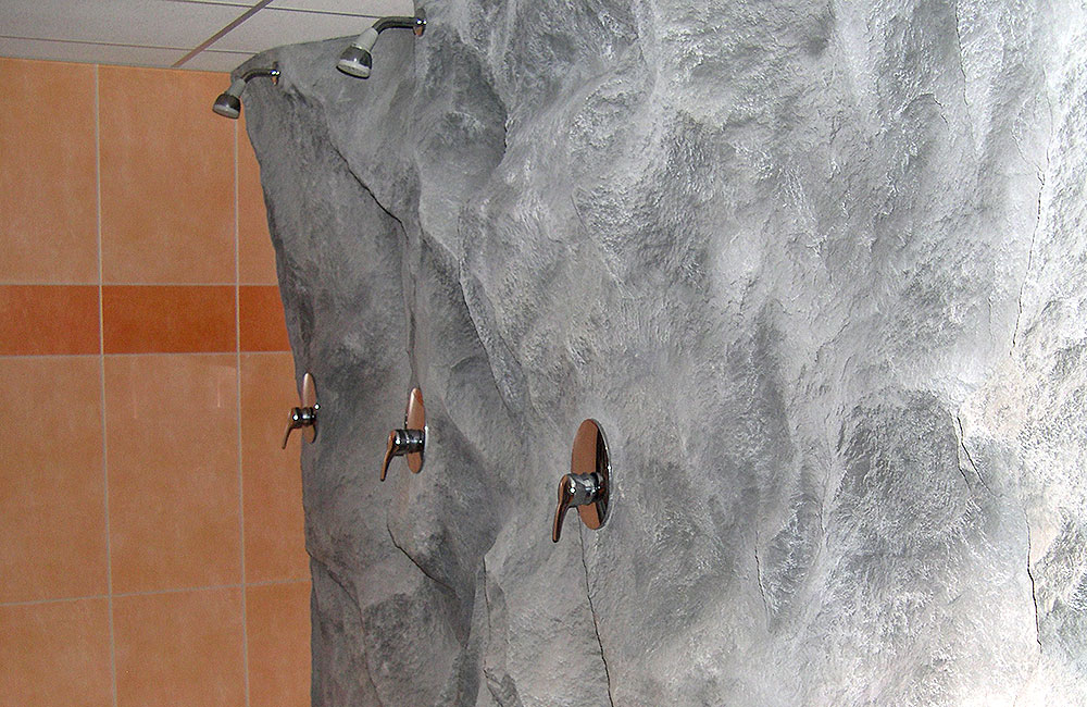 duscharmaturen-kunstfelsen-saunaanlage-steigenberger-hotel Mit der Integration der Duscharmaturen in die Kunstfelsen-Wände entstand eine optisch und technisch interessante Lösung.