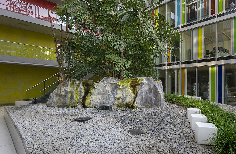 kunstfelsen-atrium-landesversicherungsanstalt-muenster 300 Quadratmeter gestaltete Natur im Atrium der LVA Münster