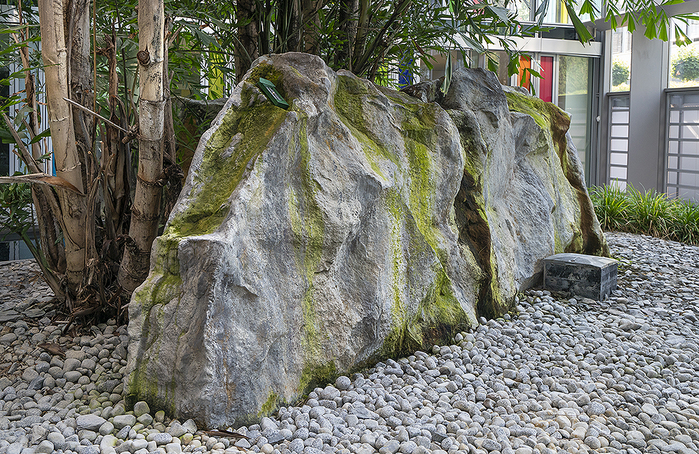kunstfelsen-seitenansicht-atrium-landesversicherungsanstalt-muenster Versteckte Technikelemente lassen den Kunstfelsen täuschend echt wirken