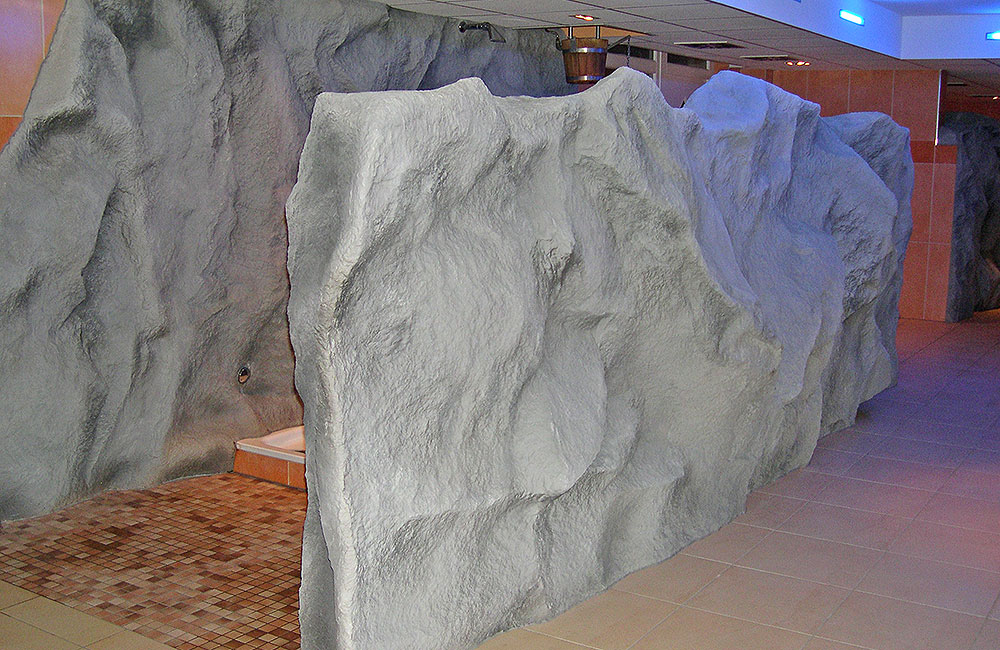 raumteiler-kunstfelsen-saunaanlage-steigenberger-hotel Freistehende Raumteiler in Kunstfelsen-Optik gliedern sich perfekt in das Gesamtbild ein.