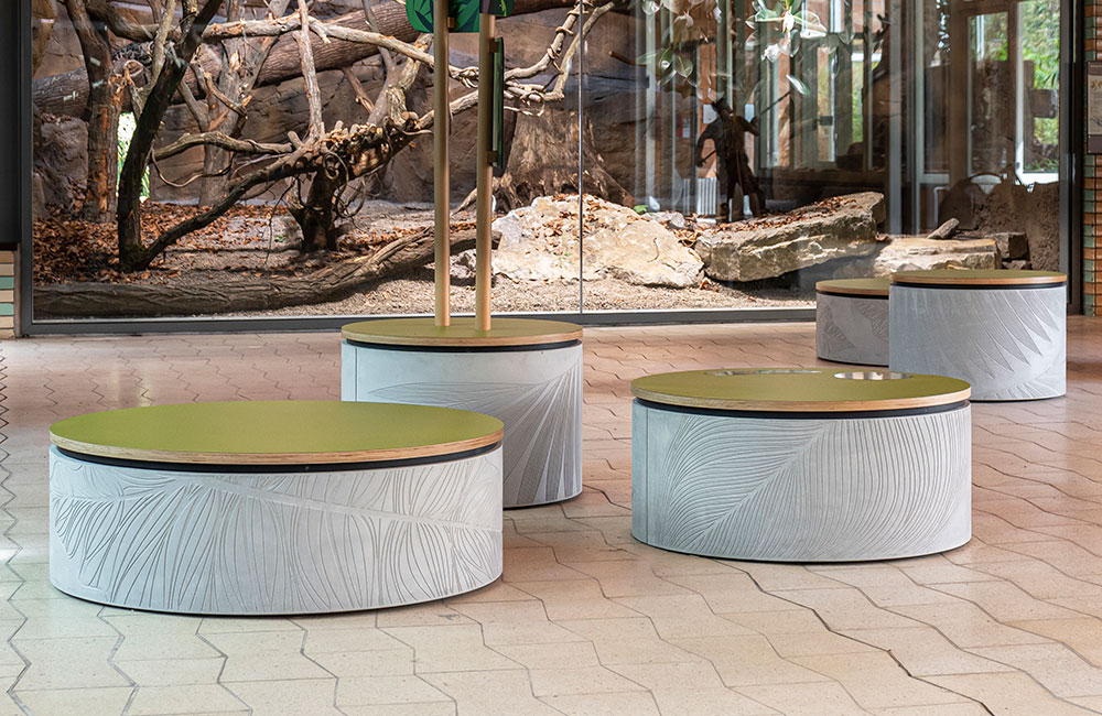 tierpark-berlin-betonmoebel-aus-glasfaserbeton Die Sitzmöbel aus Glasfaserbeton integrieren sich perfekt in das Alfred Brehm Haus im Tierpark Berlin