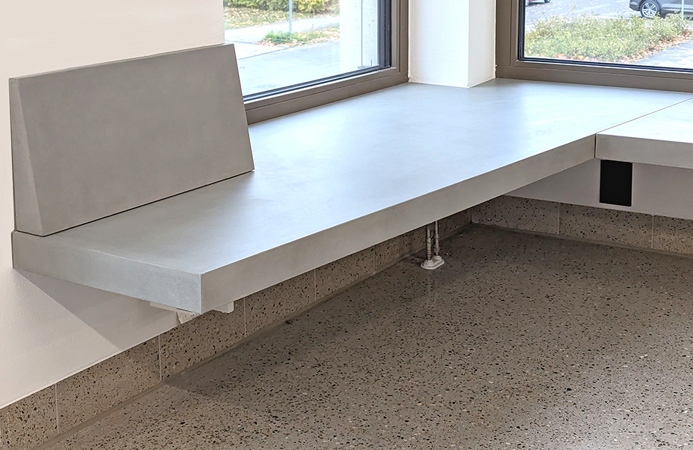 betonmoebel-feuerfest-btu-cottbus-sitzbank-ecke Feuerfeste Sitzbank als platzsparende und elegante Ecklösung im Flur der Cottbuser Universität