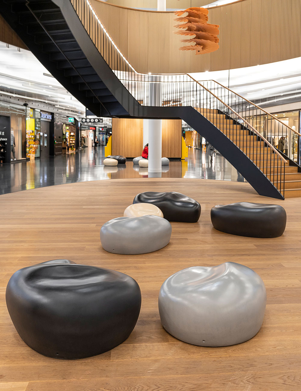 pebstones-sitzsteine-zuerich-einkaufszentrum-fussboden-holz-treppe Unsere Pebstones Sitzsteine gibt es in den Farben anthrazit, grau oder sand - auf Wunsch ist jede Sonderfarbe möglich