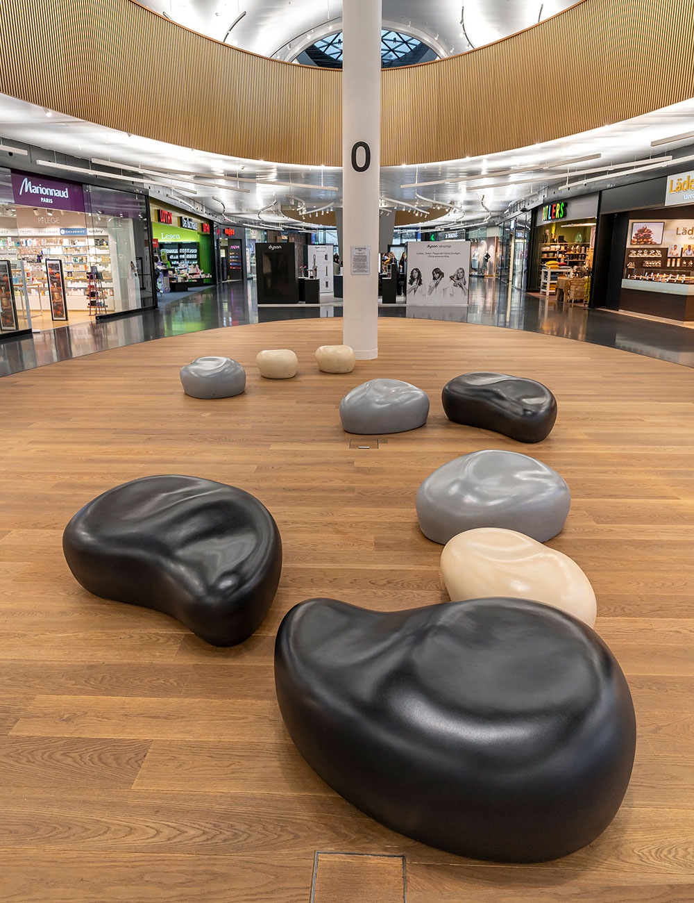 pebstones-sitzsteine-zuerich-einkaufszentrum-fussboden-holz Unsere Pebstones Sitzsteine lassen sich ganz einfach im Raum positionieren und bieten somit individuelle Gestaltungsmöglichkeiten
