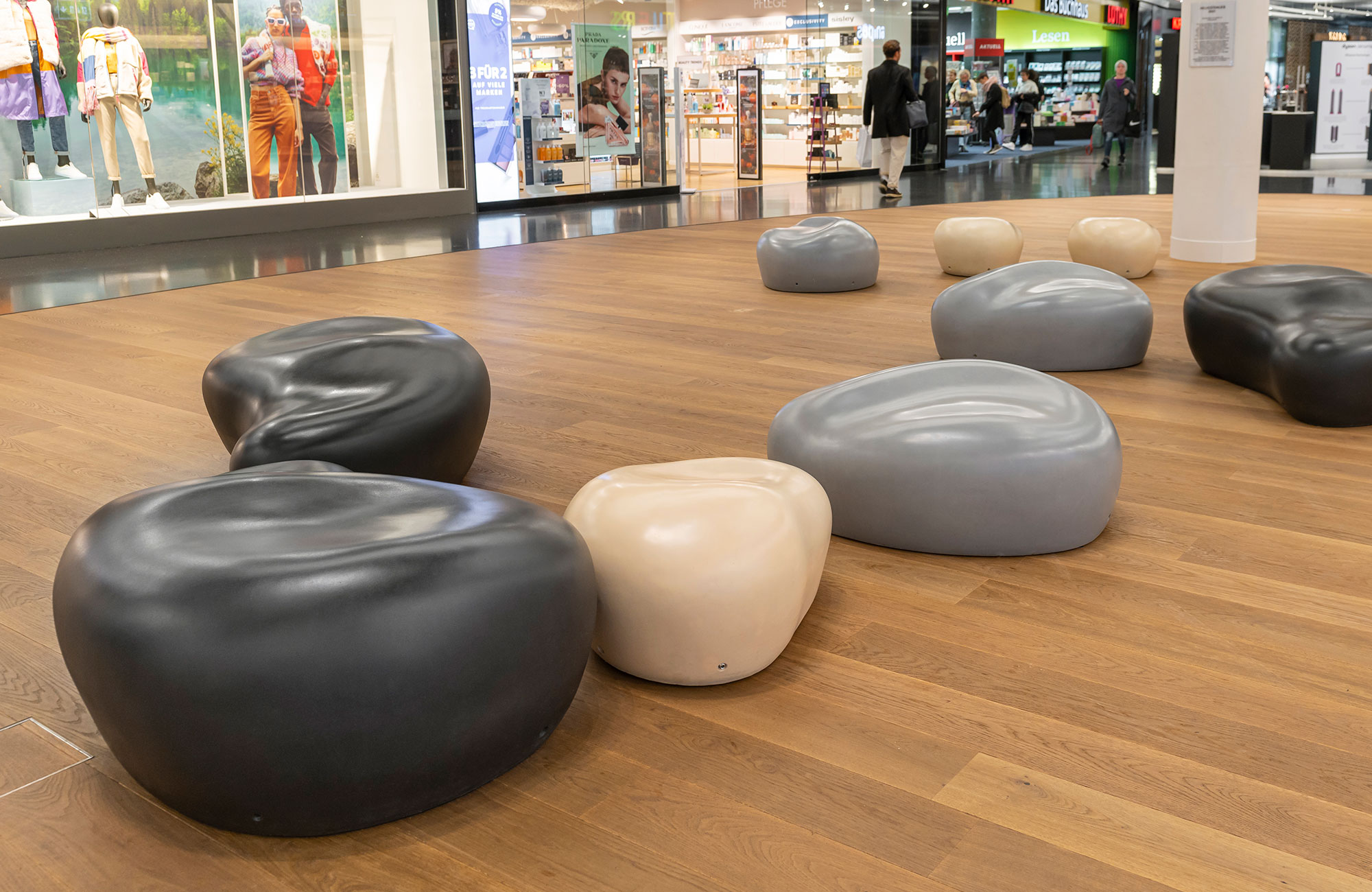 pebstones-sitzsteine-zuerich-einkaufszentrum Die ergonomisch geformten Sitzsteine bieten Platz für kleine Ruhepausen