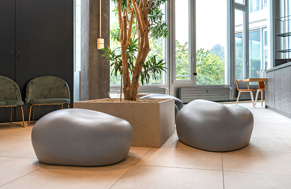 pebstones-sitzsteine-richner-zuerich-fensteransicht Die Sitzmöbel aus Glasfaserbeton integrieren sich perfekt in das Alfred Brehm Haus im Tierpark Berlin