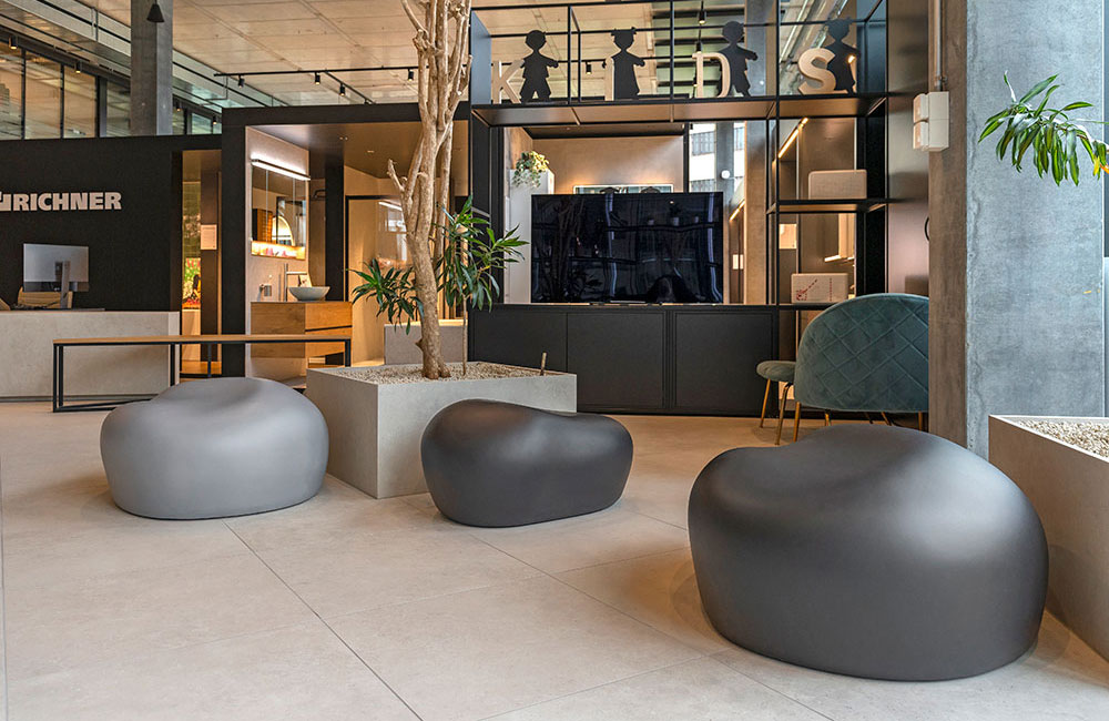 pebstones-sitzsteine-richner-zuerich Die Sitzsteine STYLER und RONDI empfangen in Zürich die Kunden der Firma Baubedarf Richner