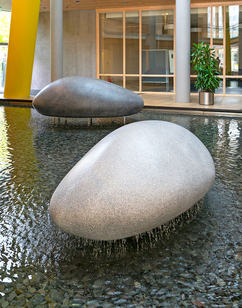 steine-glasfaserbeton-lva-muenster-detailansicht-hochformat Die Spieglungen der Wellenstruktur des Wassers harmonieren perfekt mit der Oberflächenstruktur der "schwebenden Steine"