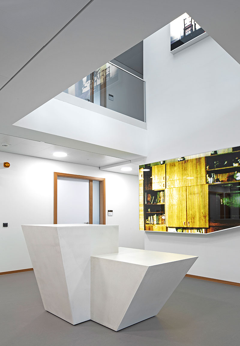betonmoebel-stehtisch-glasfaserbeton-bundesministerium Das Design der Stehtische aus Glasfaserbeton harmoniert perfekt mit der modernen Architektur