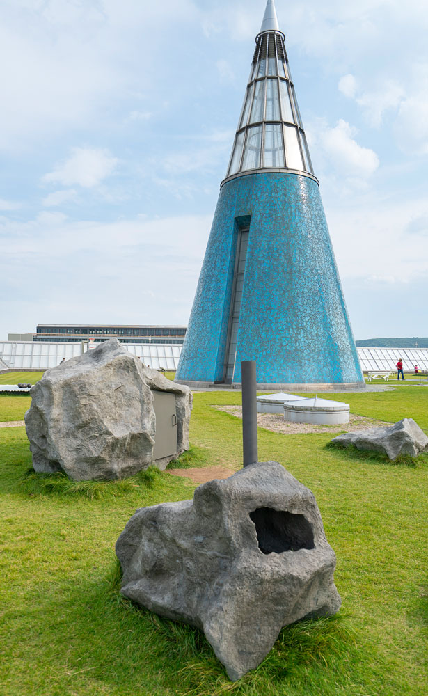 kunstfelsen-glasfaserbeton-museum-bonn-hochformat-turm Drei Kunstfelsen aus Glasfaserbeton für ein Kunstprojekt des Landesmuseum Bonn