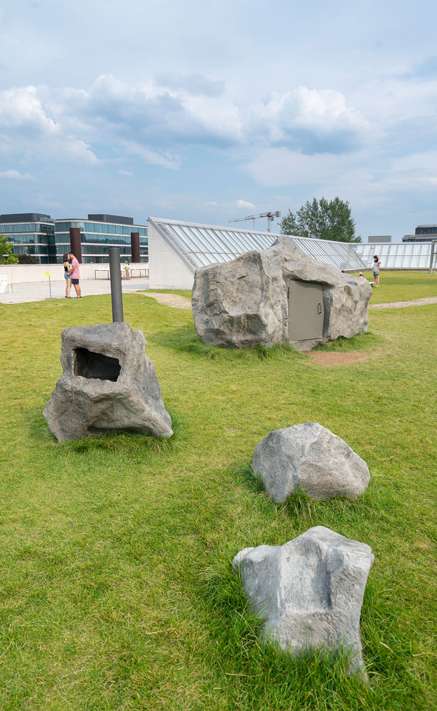kunstfelsen-glasfaserbeton-museum-bonn-hochformat Nach Vorgaben des Künstlers wurden Türen und Fenster in die Kunstfelsen integriert