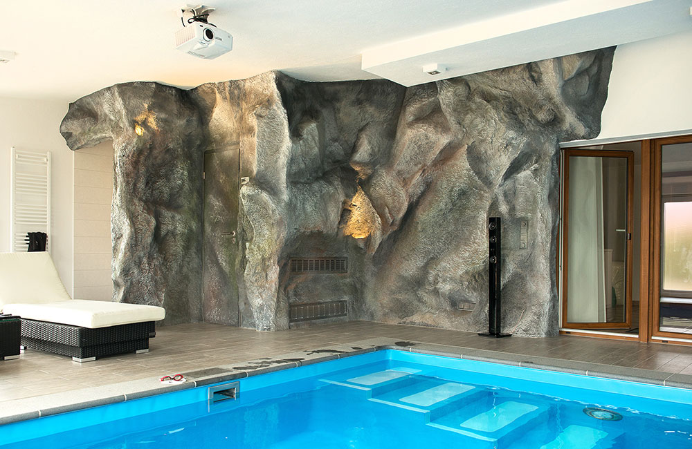 kunstfelsen-schwimmbad-privat-ecke-glasfaserbeton Verkleidete Technik und integrierte Beleuchtung lassen optisch keine Wünsche offen