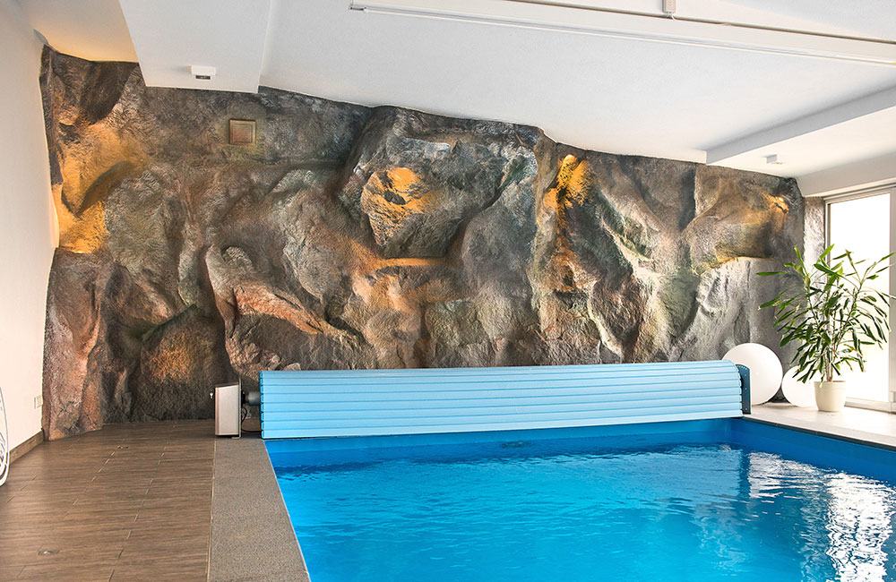 kunstfelsen-schwimmbad-privat-wand-glasfaserbeton Schwimmbad mit einer Kunstfelsenwand aus Glasfaserbeton