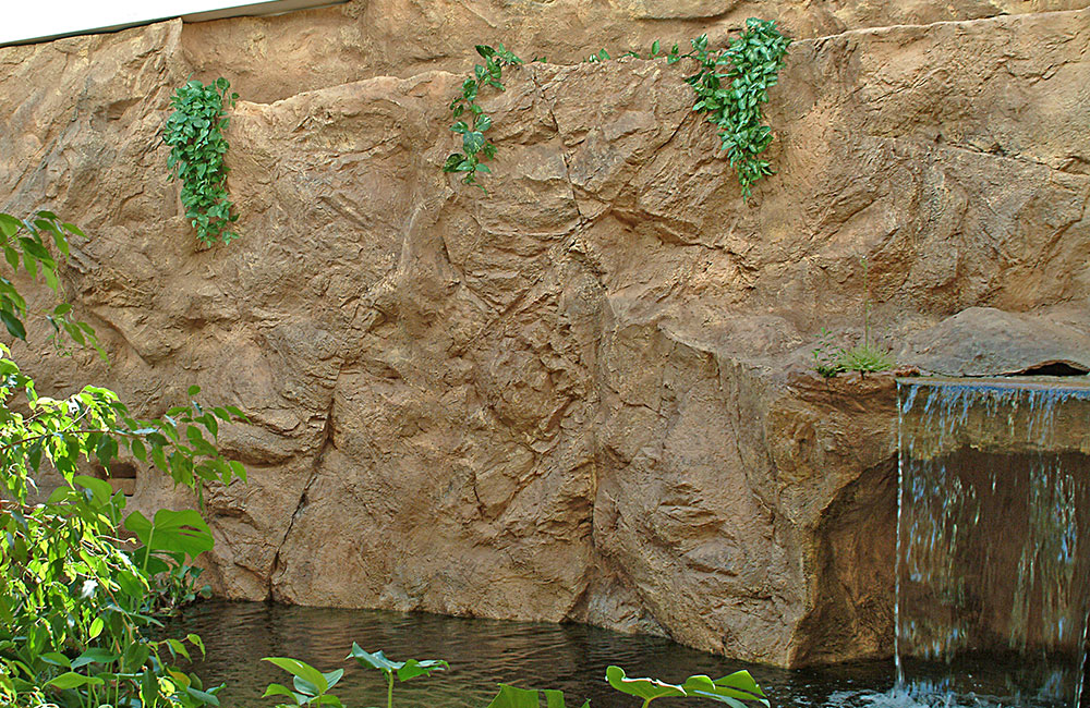 kunstfelsen-wand-wasserfall-pflanztaschen Die natürliche Oberfläche der Felsenlandschaft aus Glasfaserbeton lässt optisch keine Wünsche offen